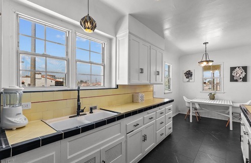 Los Angeles House | SoFi Kia Intuit 3 Bedrooms, 3 Full Bathrooms Sleeps 8, PATIO w BBQ Free Parking