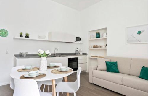 Como City Centre Apartment | SOFIA LAKE SUITE