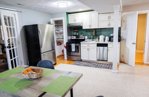 Woburn Apartment | SOFIMA-Cozy and Charming 2-bedroom apartment!