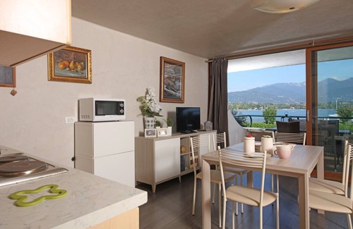 Pieve Vecchia Apartment | Sogno del Lago: in front lane of the beach in Manerba del garda