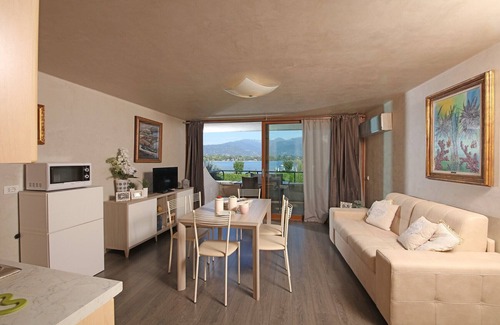 Pieve Vecchia Apartment | Sogno del Lago: in front lane of the beach in Manerba del garda