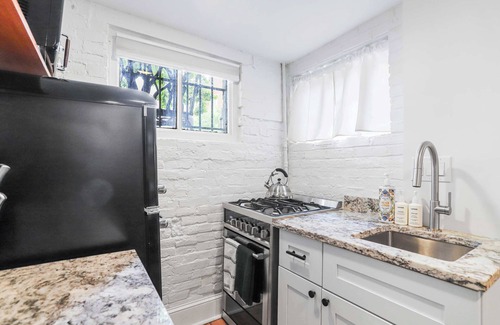 Capitol Hill Apartment | Sojourn Charming Lower Level Studio - Capitol Hill