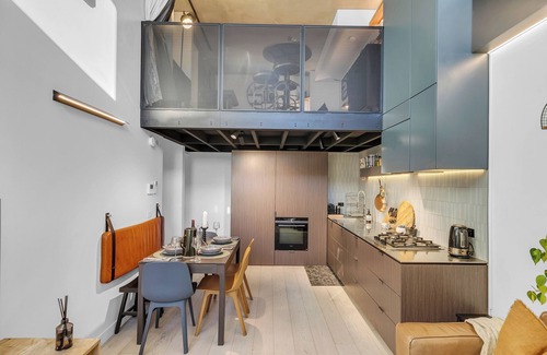 Docklands Apartment | Sol Docklands | Large 3BR Loft, Infinity Pool, Gym, Free Parking & Free Trams