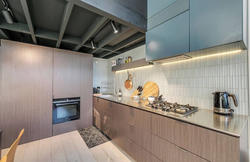 Docklands Apartment | Sol Docklands | Large 3BR Loft, Infinity Pool, Gym, Free Parking & Free Trams