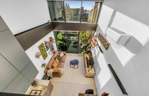Docklands Apartment | Sol Docklands - Unique 3 Bedroom Loft, Infinity Pool, Gym, Free Parking and Free Trams