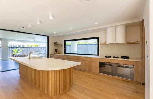 North Avoca House | SOL HOUSE NORTH AVOCA - MIXING MEDITERRANEAN WITH COASTAL - 0NLY 50M TO BEACH