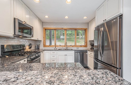 McHenry House | Solar Delight | Lafe View, Private Dock, Hot Tub!