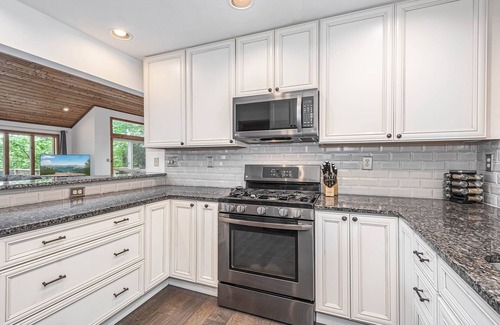 McHenry House | Solar Delight | Lafe View, Private Dock, Hot Tub!