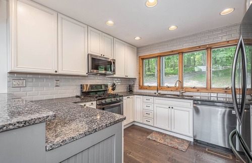 McHenry House | Solar Delight | Lafe View, Private Dock, Hot Tub!