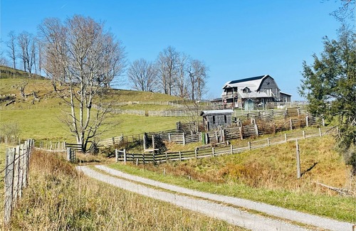Harman House | Solar Powered Barn on Farm w/Hot Tub & Pond
