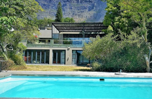 Cape Town City Centre House | Solar-Powered Table Mountain Retreat, Kid-Friendly Space with Lush Garden & Pool
