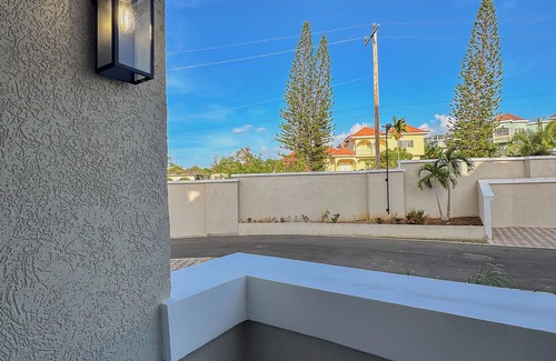 IronShore Estates Apartment | Solara Oasis - Ironshore - 10 Mins from Airport
