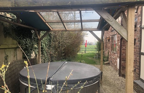 Madley Cottage | SOLDIERS COTTAGE, HEREFORDSHIRE A COSY COTTAGE, HOT TUB, PET FRIENDLY, GORGEOUS