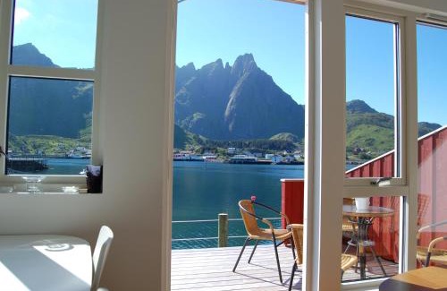 Ballstad Hotel | Solsiden Brygge Rorbuer