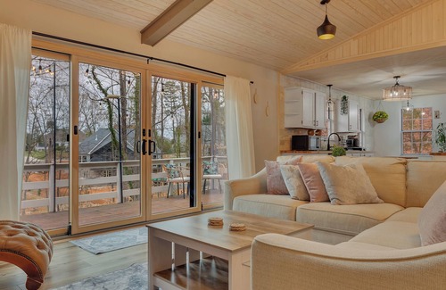 Tellico Village Cottage | SoLuna Cottage- Private Stay in Lakeside Community