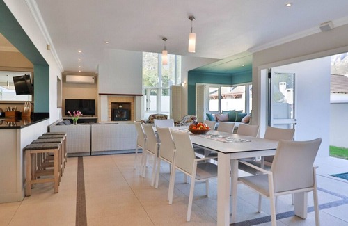 Voelklip House | Somer Sout | Contemporary Villa with Splash Pool, Pizza Oven & Mountain Views near Langbaai