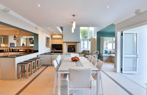Voelklip House | Somer Sout | Contemporary Villa with Splash Pool, Pizza Oven & Mountain Views near Langbaai