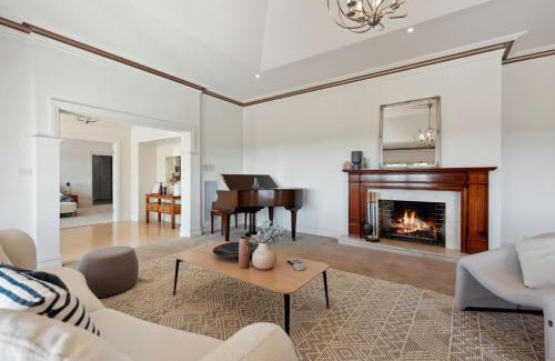 Somerville House | Sommerville Majestic Farm Manor Retreat 5bd 3Bth Pool Spa