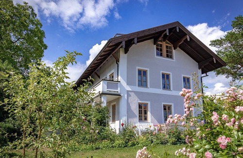 Chieming Apartment | Sonnige Ferienwohnung mit einem Schlafzimmer und Westbalkon