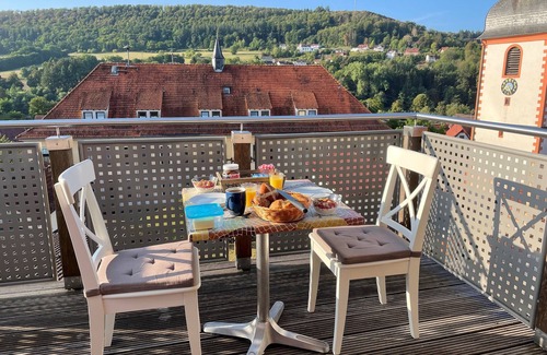 Mortelstein Apartment | Sonniges Apartment am Alten Binauer Schloss -malerischer Ausblick auf den Neckar