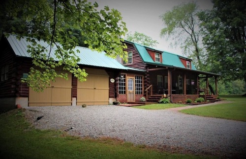 Cross Plains Cabin | Sonshine Cabin is your own private park. With wildlife or a hike to the creek.