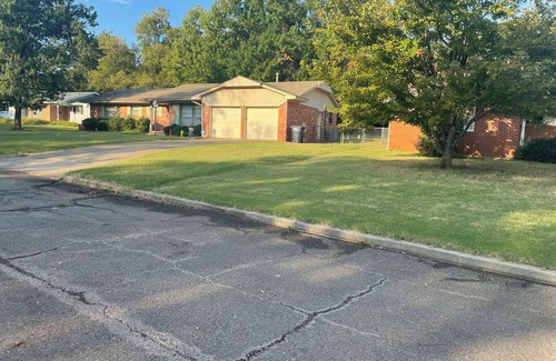 Shawnee House | Sooner Nation’s Strawberry Hill!Close to OU,OBU,TinkerAFB,beautiful3 bed 2 bath