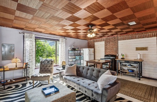 North Hill House | Soothing "Artists" Loft with large covered patio