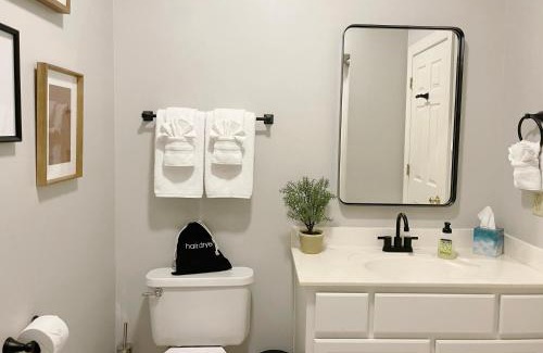 Whitemarsh Island House | Sophisticated and Luxurious Details- Sleeps 18