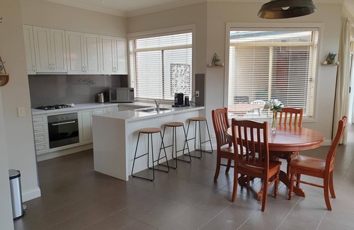 Albury House | Sophisticated Elegance at the Gardens- stunning, central townhouse with parking - Stunning three bedroom townhouse in the heart of Albury