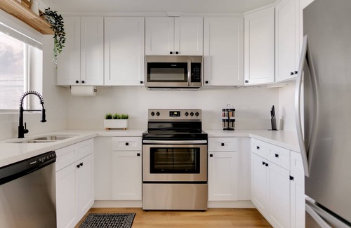 Alamitos Beach Apartment | Sophisticated Long Beach Suite with Patio Dining and Parking