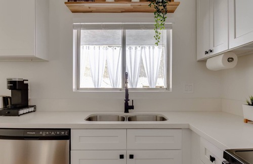 Alamitos Beach Apartment | Sophisticated Long Beach Suite with Patio Dining and Parking
