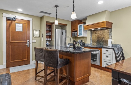 Canmore Condo | Sophisticated Mountain Condo – Pool & Hot Tub