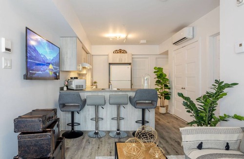 Griffintown Apartment | Sophisticated Stay in the Heart of Griffintown