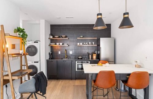 Old City Apartment | Sosuite | 2Bed Apt w Juliet Balcony, Den, Laundry