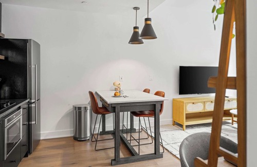 Old City Apartment | Sosuite | 2Bed Apt w Juliet Balcony, Den, Laundry