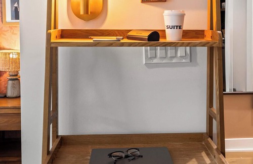 Old City Apartment | Sosuite | 2Bed Apt w Juliet Balcony, Den, Laundry