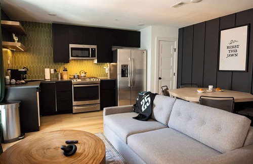 Olde Kensington Apartment | Sosuite | 2BR Apt w W/D, Split Level