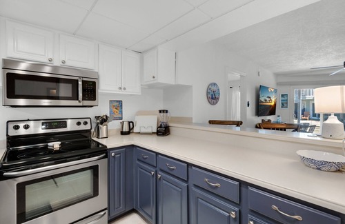Villa Sabine Condo | 🏖️Sounds Views-Walk to Pensacola Pier- Grill-1BR Sand Dollar W-103