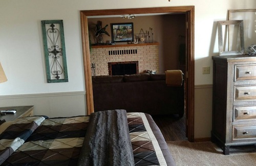 Roxbury Cabin | South 40 Lodge: Central Ks Lodging With Amazing Views & Sounds Of The Country