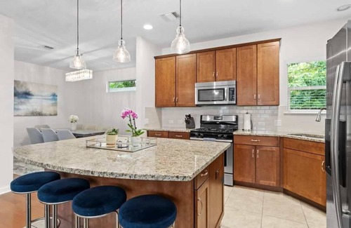 South Manchaca House | South Austin Getaway | Large Home | Private Pool