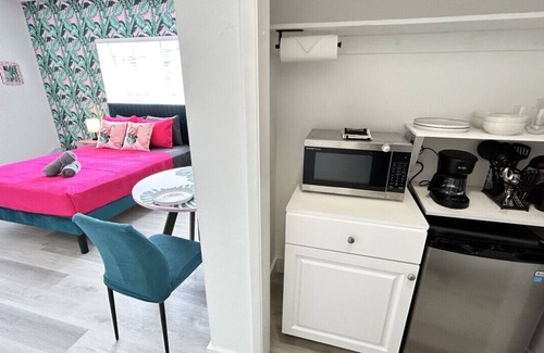 West Avenue Apartment | South Beach Flamingo Studio Getaway