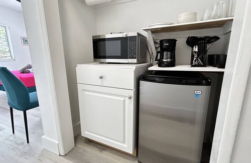 West Avenue Apartment | South Beach Flamingo Studio Getaway