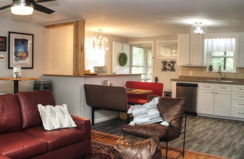 Columbia House | South central 4 bedroom house 3 minutes from Faurot Field! Its close and quiet.