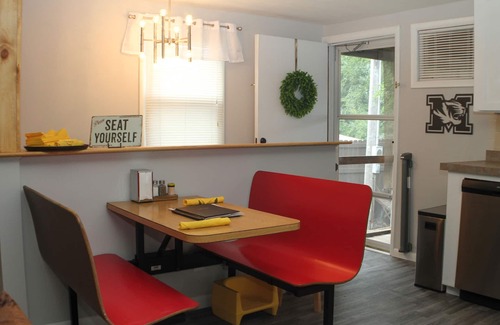 Columbia House | South central 4 bedroom house 3 minutes from Faurot Field! Its close and quiet.