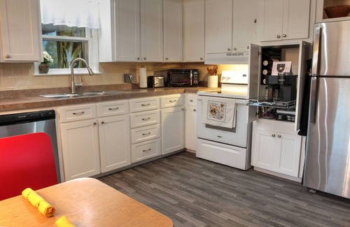 Columbia House | South central 4 bedroom house 3 minutes from Faurot Field! Its close and quiet.