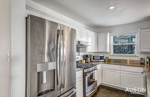 Bouldin House | South Congress Living w/Gorgeous Porch & Backyard