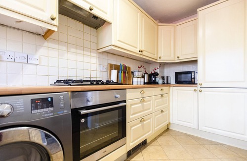 Chichester House | South Downs retreat house with free parking.