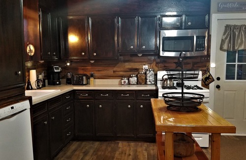 University House | SOUTH FORK INN, RANCH HOME,SLEEPS 15, DOWN THE ROAD FROM SILOS, HUGE YARD!