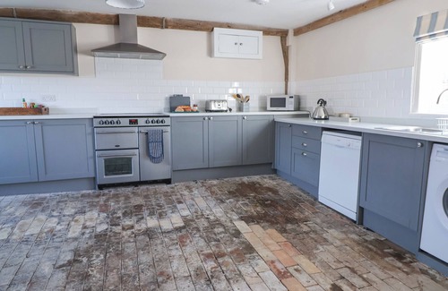 Sibton Cottage | SOUTH GRANGE HOUSE - SLEEP 16, pet friendly, with hot tub in Sibton