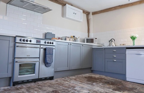Sibton Cottage | SOUTH GRANGE HOUSE - SLEEP 16, pet friendly, with hot tub in Sibton